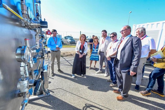 La consellera de Territorio, Ester Capella, visita el aeropuerto Lleida-Alguaire