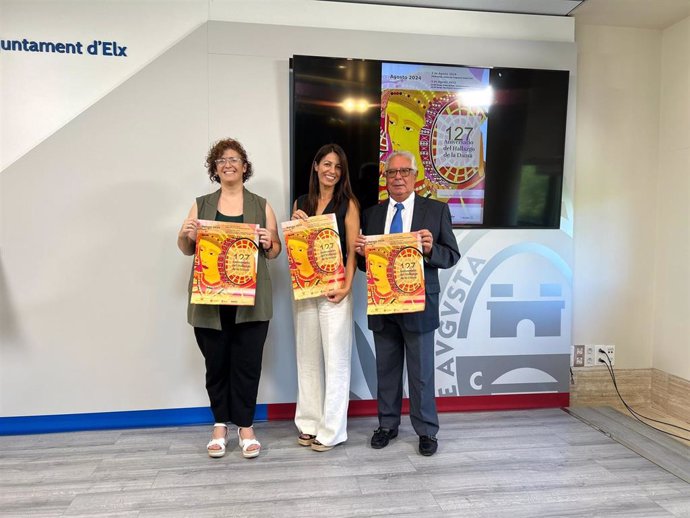 La concejala de Cultura del Ayuntamiento de Elche, Irene Ruiz, la coordinadora de actos culturales de la RODE, Estefanía Soler, y el  portavoz de la Real Orden de la Dama, Jesús Rueda, presentan la conmemoración del 127 aniversario del hallazgo de la Dama