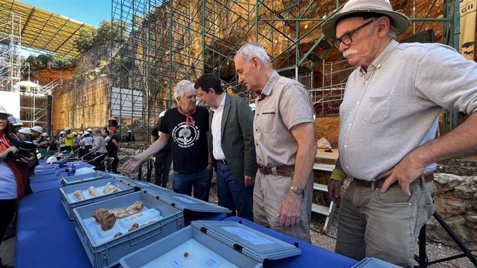 El presidente de la Junta junto a los tres codirectores de Atapuerca, contempla algunos de los hallazgos de la campaña de excavaciones.