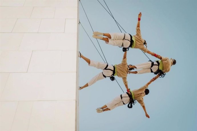 Una imatge de l'espectacle que evoca els castellers