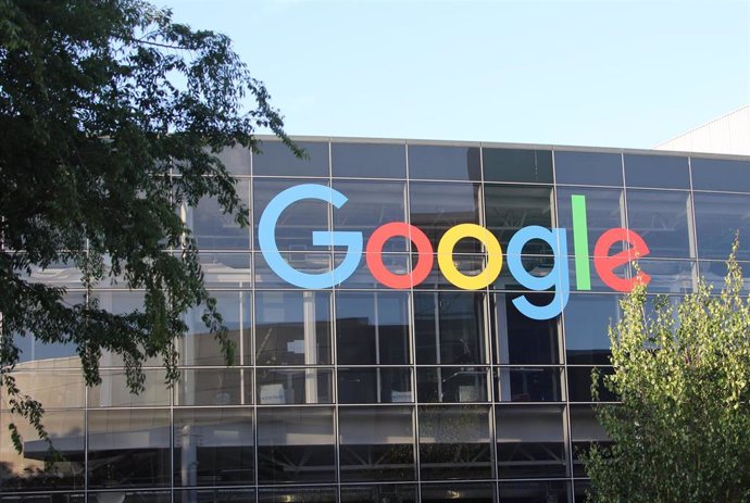 Archivo - FILED - 08 May 2018, US, Mountain View: Google's logo on the facade of parent company Alphabet's headquarters. Google's parent company Alphabet Inc plans to slow down hiring for the rest of the year and consolidate investments through 2023, acco