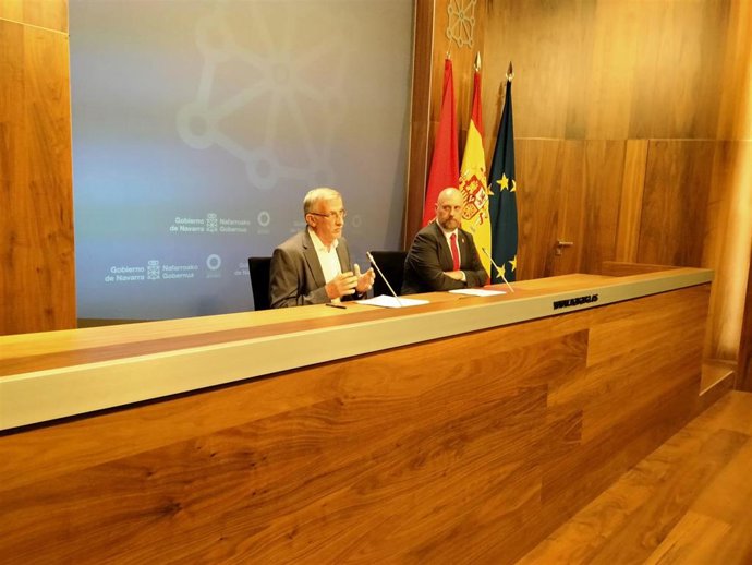 Archivo - El vicepresidente primero del Gobierno de Navarra y consejero de Presidencia e Igualdad, Félix Taberna (i), y el consejero de Economía y Hacienda, José Luis Arasti.