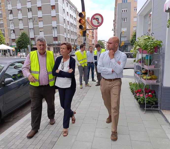 La a alcaldesa de Gijón, Carmen Moriyón (Foro), visita unas obras de saneamiento junto al concejal de Urbanismo, Jesús Martínez Salvador (Foro), y el gerente de la EMA, Vidal Gago.