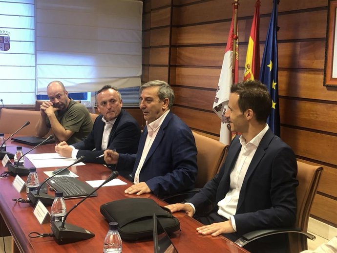 El consejero de Movilidad y Transformación Digital, José Luis Sanz Merino, preside la Mesa de las Telecomunicaciones