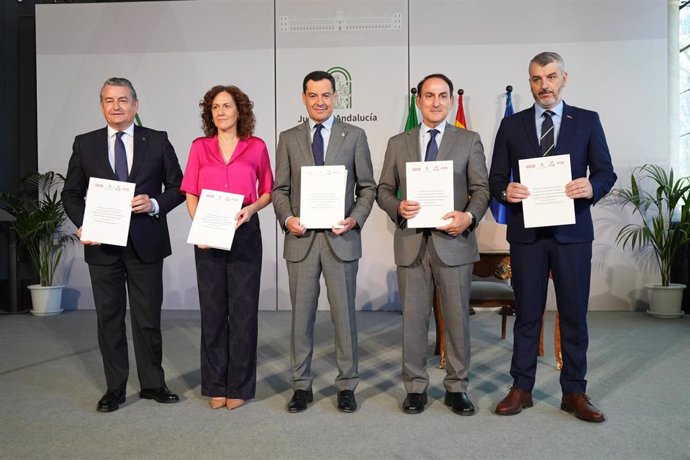 El presidente de la Junta; Juanma Moreno, con la CEA, UGT-A y CCOO-A en la firma del 'Acuerdo para el Impulso de la Participación Institucional'