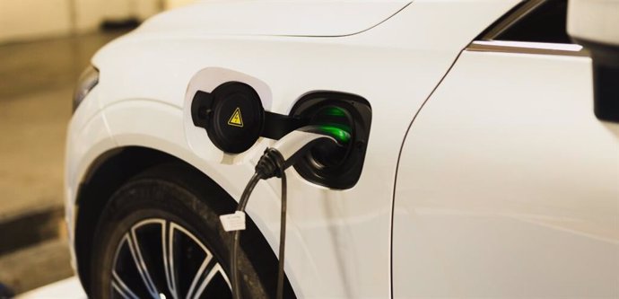 La factura de la reparación de un coche eléctrico es un 28% menor que la de uno de combustión, según Solera.