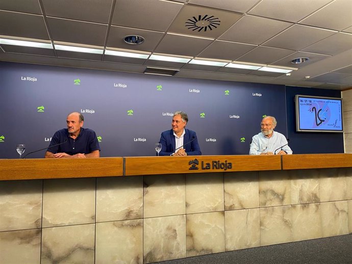 El consejero de Cultura, Turismo, Deporte y Juventud, José Luis Pérez Pastor, el alcalde de Munilla, Claudio García, y el presidente de la Asociación Amigos de Munilla, Jesús Montiel