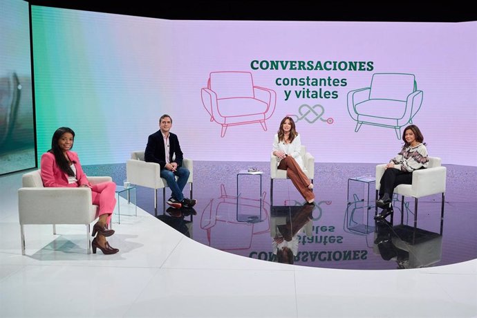 Archivo - Fotografía de los ponentes del coloquio junto a la periodista Mamen Mendizábal.