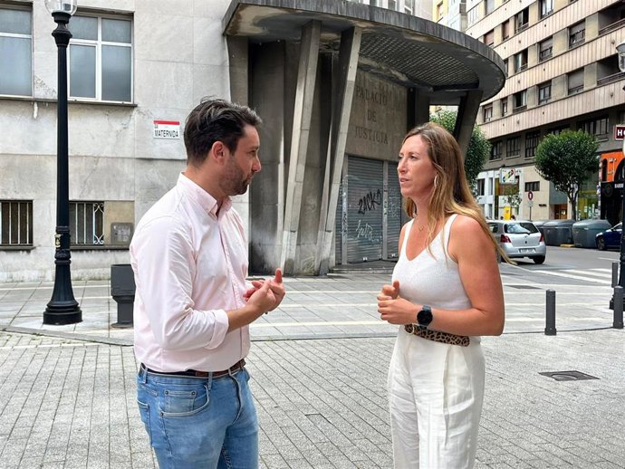 El diputado regional del PP Andrés Ruiz y la vicealcaldesa de Gijón, Ángela Pumariega (PP), frente a los antiguos juzgados de la calle Decano Prendes Pando (Gijón).