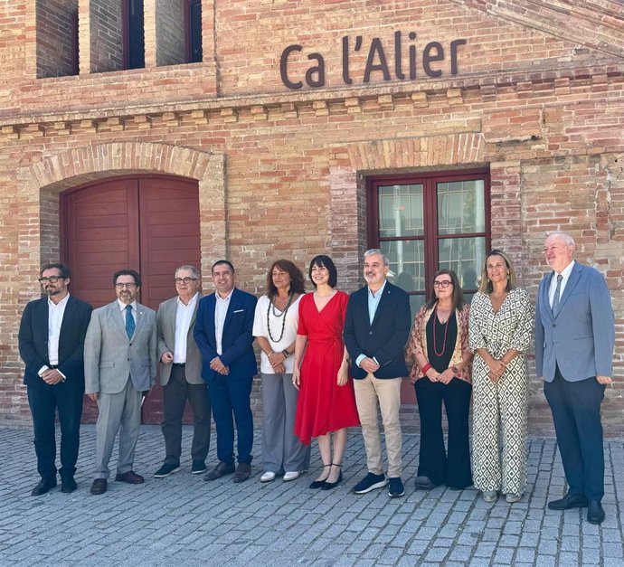 Diana Morant, Jaume Collboni, Teresa Riesgo, Laia Bonet, y otros representantes del mundo universitario y de la innovación, este miércoles antes del acto en Ca l'Alier, en Barcelona.