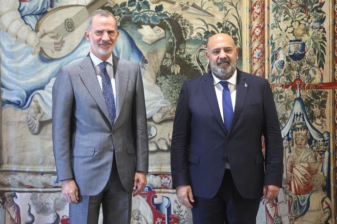 El Rey Felipe VI (i) recibe al alcalde de Palma, Jaime Martínez (d), en el Palacio de la Almudaina, a 24 de julio de 2024, en Palma de Mallorca, Mallorca, Baleares (España).