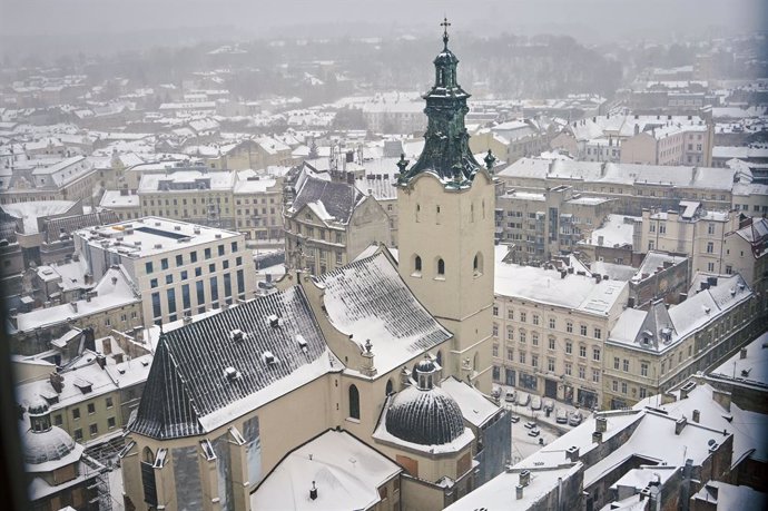 Archivo - January 7, 2024, Lviv, Ukraine: LVIV, UKRAINE - JANUARY 7, 2024 - The cityscape opens from the tower of the Lviv Town Hall in winter, Lviv, western Ukraine.