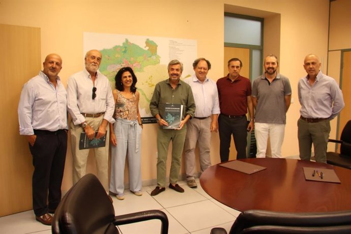 Asistentes a la firma del convenio entre la Gerencia de Urbanismo y el Colegio Oficial de Arquitectos de Córdoba.