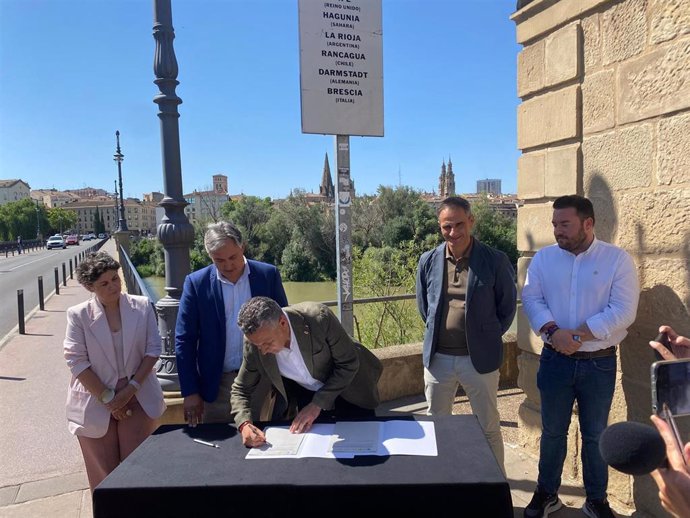 El consejero de Cultura, Turismo, Deporte y Juventud, José Luis Pérez Pastor, y el alcalde de Logroño, Conrado Escobar,  en la firma del 'Plan de Acciones de Cohesión entre destinos del Camino de Santiago en La Rioja'