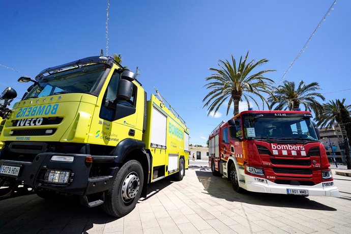 Archivo - Un camió dels Bombers del Parc Químic de Tarragona amb un altre dels Bombers de la Generalitat