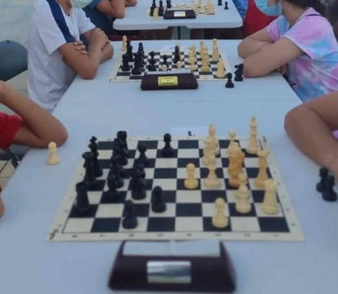 Archivo - Niños jugando al ajedrez en Estepona