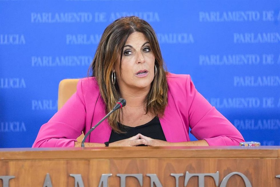 La portavoz del Grupo Parlamentario Socialista, Ángeles Férriz, durante la ronda de ruedas de prensa de portavoces de los grupos parlamentarios en el Parlamento de Andalucía, a 24 de julio de 2024 en Sevilla (Andalucía, España). Los portavoces de los gr