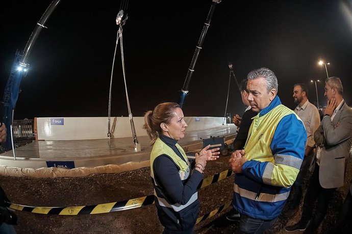 Archivo - La presidenta del Cabildo de Tenerife, Rosa Dávila, visita los trabajos de traslado de uno de los módulos del anillo peatonal del Padre Anchieta