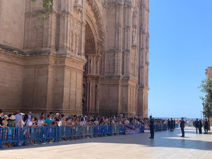 Concentración en apoyo a la monarquía frente al Palacio de la Almudaina.