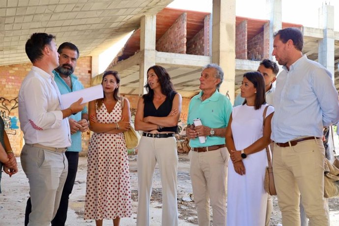 La consejera de Inclusión Social, Juventud, Familias e Igualdad, Loles López, en su visita a las obras de construcción del centro de día para personas mayores en Nuevo Portil (Huelva).