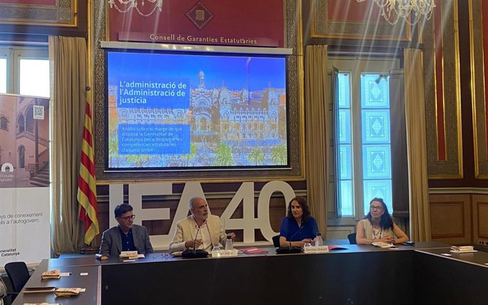 El director del Institut d'Estudis d'Autogovern (IEA), Joan Ridao, y la consellera de Justicia, Gemma Ubasart, durante la presentación del informe, en el Palau Centelles a 24 de julio de 2024