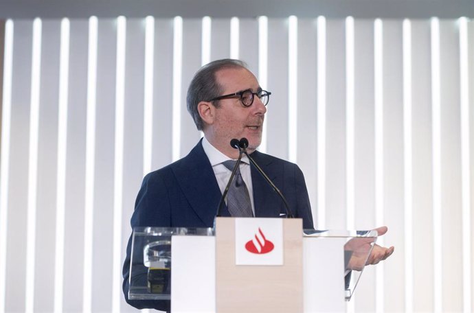 El consejero delegado de Banco Santander, Héctor Grisi, interviene durante una  presentación de resultados del primer semestre de Banco Santander, en la ciudad Grupo Santander, a 24 de julio de 2024, en Boadilla del Monte, Madrid (España). 