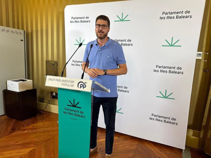 El portavoz del PP en el Parlament, Sebastià Sagreras, en rueda de prensa.