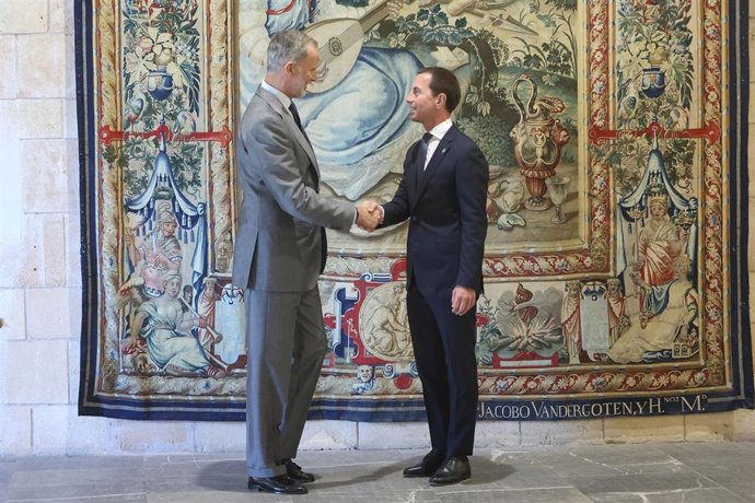 El Rey Felipe VI (i) recibe al presidente del Consell de Mallorca, Llorenç Galmés (d), en el Palacio de la Almudaina, a 24 de julio de 2024, en Palma de Mallorca, Mallorca, Baleares (España).
