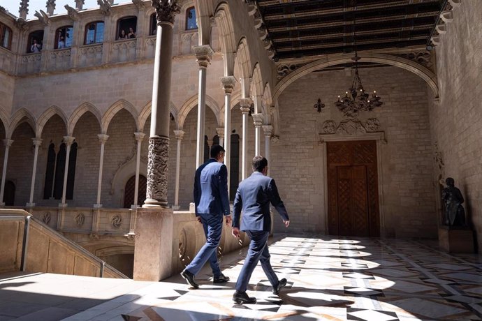 El presidente del Gobierno, Pedro Sánchez (i), y el presidente de la Generalitat en funciones, Pere Aragonès (d),  a su llegada a una reunión en el Palau de la Generalitat, a 24 de julio de 2024, en Barcelona, Catalunya (España). 