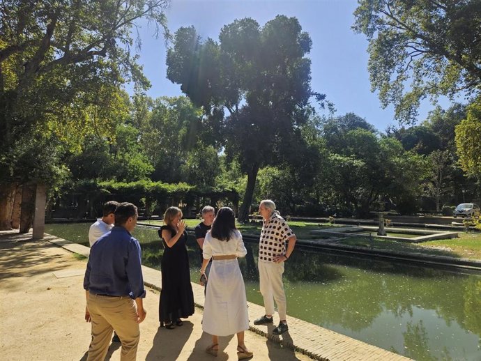 Vaciado el estanque de Los Lotos del Parque de María Luisa para su limpieza y la seguridad de los animales.
