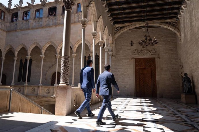 El presidente del Gobierno, Pedro Sánchez (i), y el presidente de la Generalitat en funciones, Pere Aragons (d),  a su llegada a una reunión en el Palau de la Generalitat, a 24 de julio de 2024, en Barcelona, Catalunya (España). 
