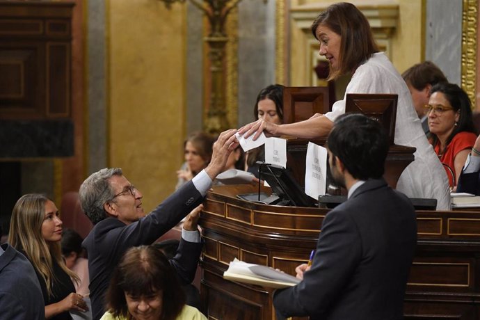 El presidente del Partido Popular, Alberto Núñez Feijóo y la presidenta del Congreso, Francina Armengol, durante una sesión plenaria extraordinaria, en el Congreso de los Diputados, a 23 de julio de 2024, en Madrid (España). El Pleno del Congreso elige ho