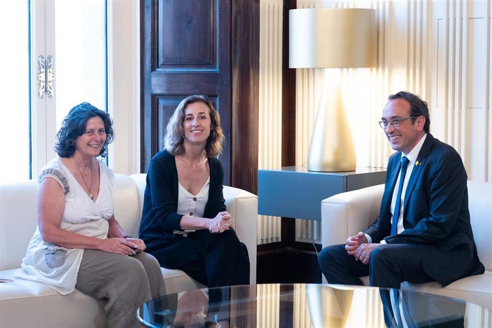 Archivo - (I-D) La diputada de la CUP Pilar Castillejo; la diputada de la CUP en el Parlament, Laia Estrada, y el presidente del Parlament, Josep Rull