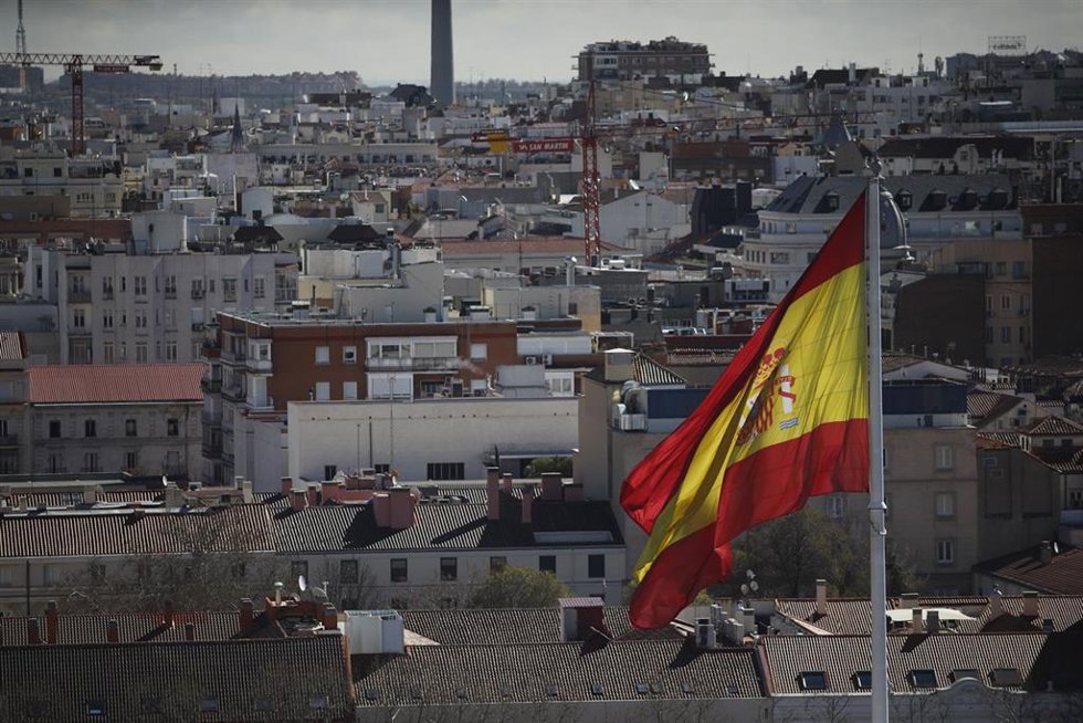 Archivo - La bandera de España en una visual de los tejados de Madird desde la Torre Colón.