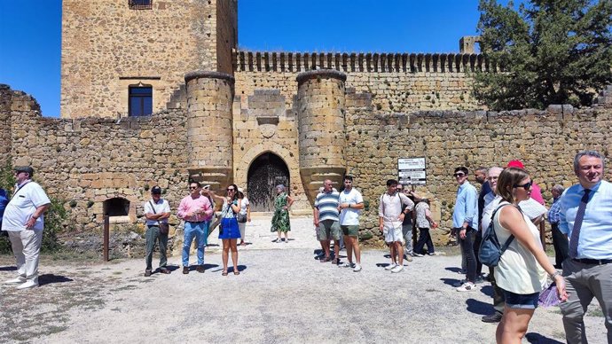 El diputado de Turismo, Javier Figueredo (centro, camisa rosa), con la delegación visitante, en las puertas del Castillo de Pedraza