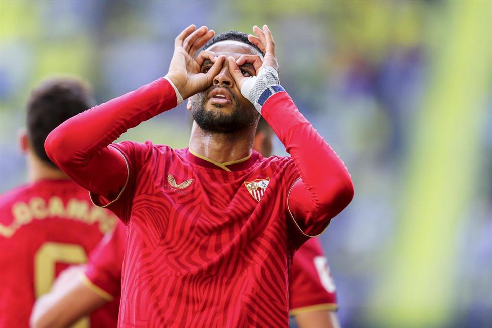 Archivo - El delantero marroquí Youssef En-Nesyri celebra un gol con el Sevilla.