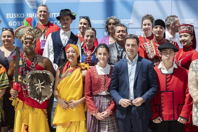 Pradales, acompañado por la vicelehendakari y Consejera de Cultura y Política Lingüística, Ibone Bengoetxea, ha recibido este miércoles a los organizadores y participantes del Festival Internacional de Folklore