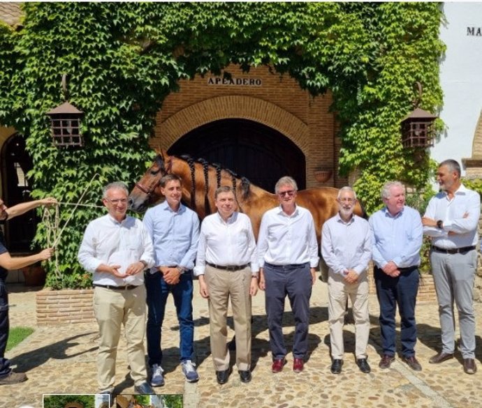 El ministro de Agricultura, Luis Planas, visita las Bodegas Habla en Trujillo