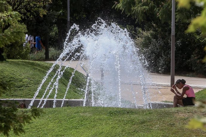 Archivo - Un fuente en el parque de Madrid Río, a 11 de agosto de 2021, en Madrid (España). La primera ola de calor del verano deja temperaturas muy altas en España desde este miércoles y hasta comienzos de la próxima semana. Las temperaturas alcanzan alt