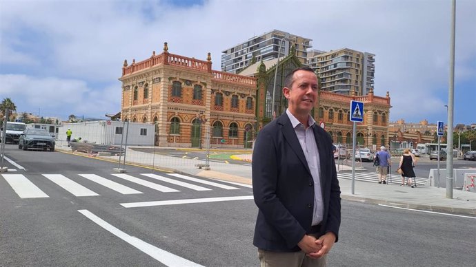 Archivo - El subdelegado de Gobierno en Almería, José María Martín, con el edficio de la estación histórica de ferrocarril de fondo.