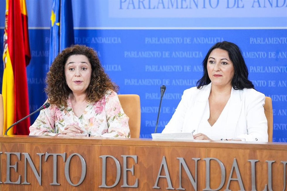 La portavoz del Grupo Por Andalucía, Inmaculada Nieto, (i) y la portavoz adjunta del Grupo Por Andalucía, Alejandra Durán, (d) durante la ronda de ruedas de prensa de portavoces de los grupos parlamentarios en el Parlamento de Andalucía, a 24 de julio d