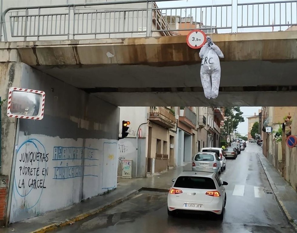 Archivo - Muñeco con la cara de Oriol Junqueras colgado en 2019 en Sant Vicen dels Horts