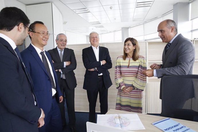 La presidenta, María José Sáenz de Buruaga, y el consejero Eduardo Arasti, entre otros visitan las instalaciones de la Torre Xtela que ocupará la multinacional Hikvision junto a su presidente, Ethan Qu