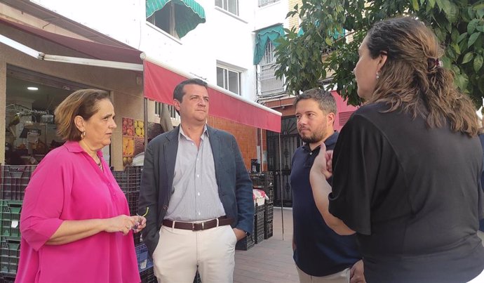 El alcalde de Córdoba, José María Bellido, y la teniente de alcalde de Economía y Hacienda, Blanca Torrent, visitan tiendas y establecimientos de la Avenida de Trassierra que han resultado beneficiarios de ayudas del Imdeec.