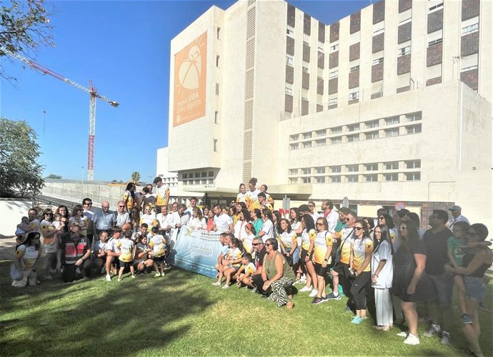 Foto de familia a la llegada al Hospital Reina Sofía.