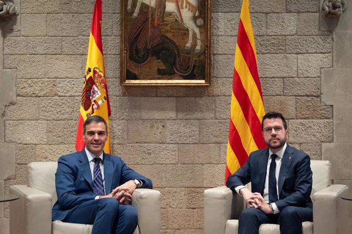 El presidente del Gobierno, Pedro Sánchez (i), y el presidente de la Generalitat en funciones, Pere Aragonès (d),  en el Palau de la Generalitat.