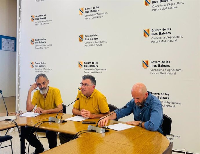 El gerente del Fondo de Garantía Agraria y Pesquera de Baleares (Fogaiba), Joan Coll, el conseller de Agricultura, Pesca y Medio Natural, Joan Simonet, y el director general de Agricultura, Ganadería y Desarrollo Rural, Fernando Fernández.