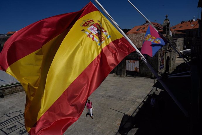 Bandera a media asta como señal de luto por el fallecimiento de uno de los tripulantes del ‘Argos Georgia’, que era originario de Baiona, en el concello de la localidad, a 24 de julio de 2024, en Baiona, Pontevedra, Galicia (España). 