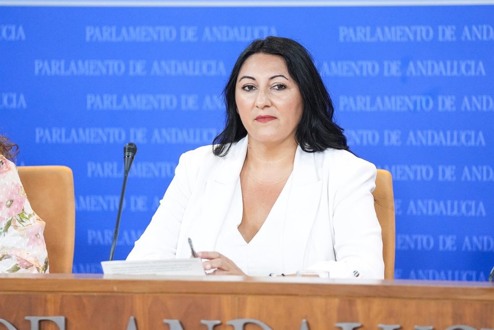 La portavoz adjunta del Grupo Por Andalucía, Alejandra Durán, durante la ronda de ruedas de prensa de portavoces de los grupos parlamentarios en el Parlamento de Andalucía, a 24 de julio de 2024 en Sevilla (Andalucía, España). Los portavoces de los grup