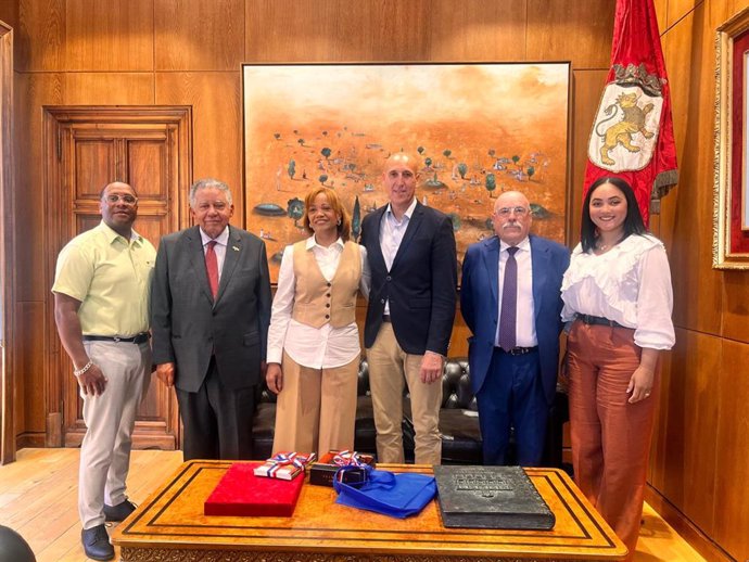 Diáspora dominicana en León reconoce al embajador Díaz